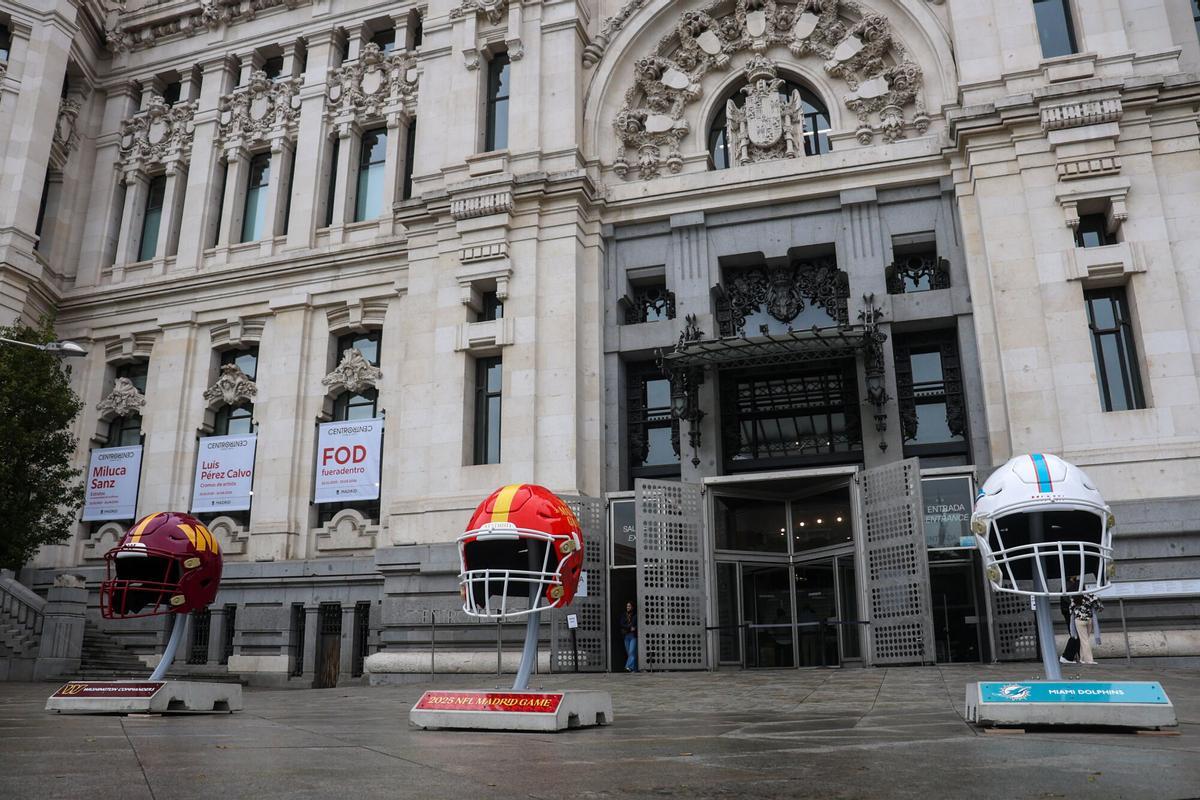 Instalación de unos cascos gigantes de la NFL, frente al Palacio de Cibeles, a 13 de noviembre de 2025, en Madrid (España).