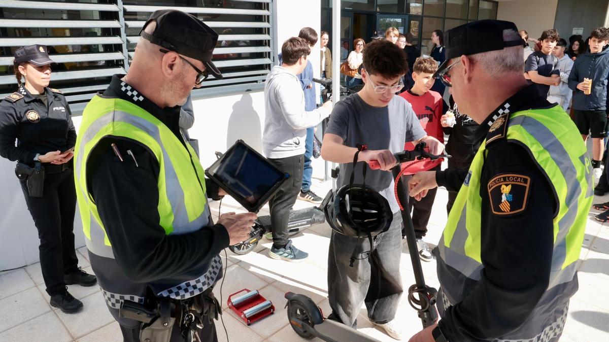 La Policía lleva a cabo controles de velocidad a patinetes en el IES Vicente Verdú de Elche La Policía lleva a cabo controles de velocidad a patinetes en el IES Vicente Verdú de Elche
