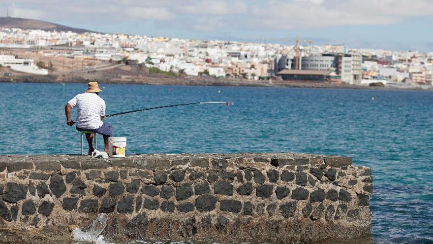 Un pescador de caña practica su deporte en el litoral de Puerto del Rosario.