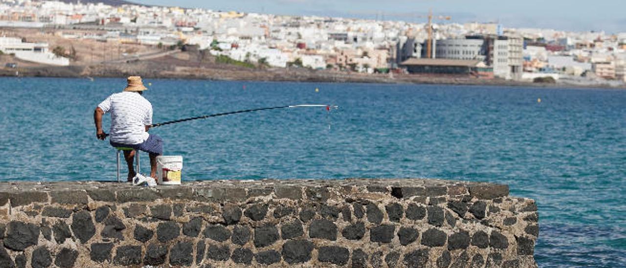 Un pescador de caña practica su deporte en el litoral de Puerto del Rosario.