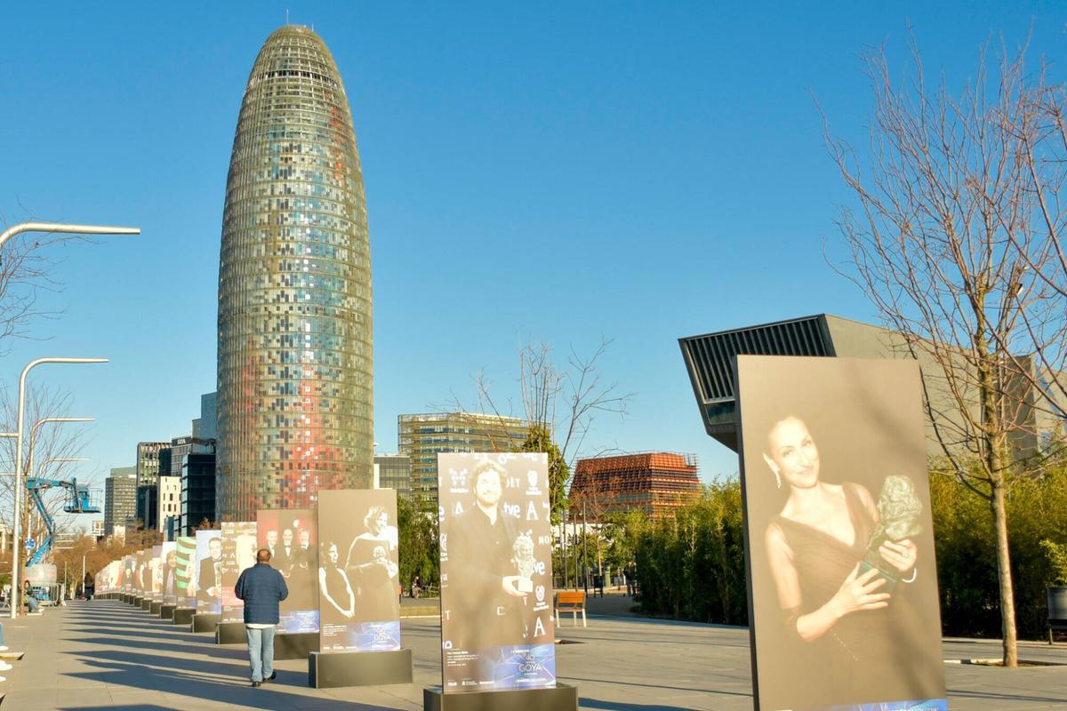 El público barcelonés se detiene ante las fotografías de la Academia para conocer la historia de los catalanes que han ganado un Goya. La muestra fotográfica que estará instalada en Glòries hasta el próximo 1 de marzo. Barcelona, 4 de febrero de 2026.