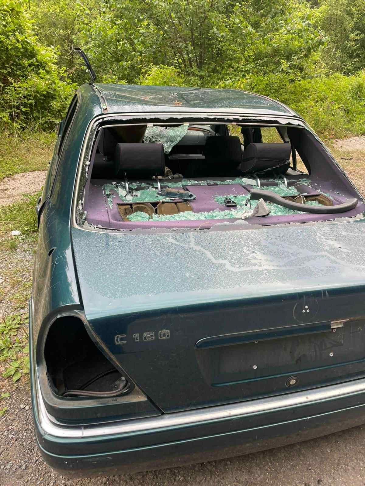 El vehículo abandonado.