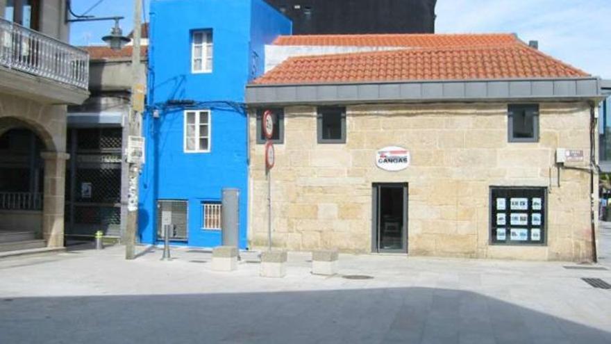 Casa pintada de azul en la entrada de la calle Real.  // Gonzalo Núñez