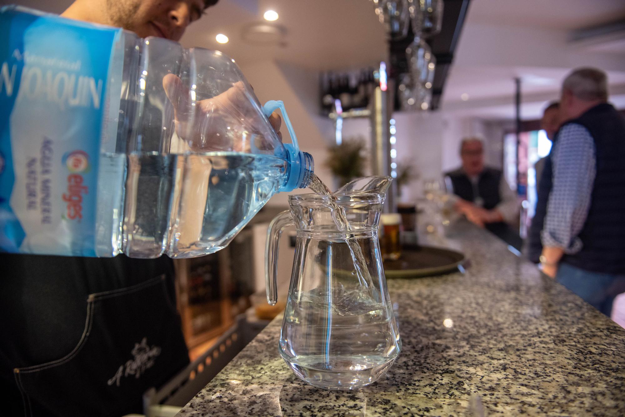 Betanzos fleta cisternas y reparte garrafas ante las restricciones de agua por la gastroenteritis