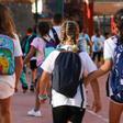 Un grupo de niñasse dirige al colegioen el primer díade curso.