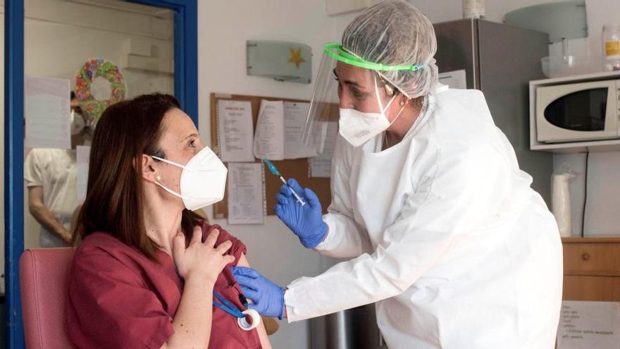 Una sanitaria vacuna a una mujer en Menorca.