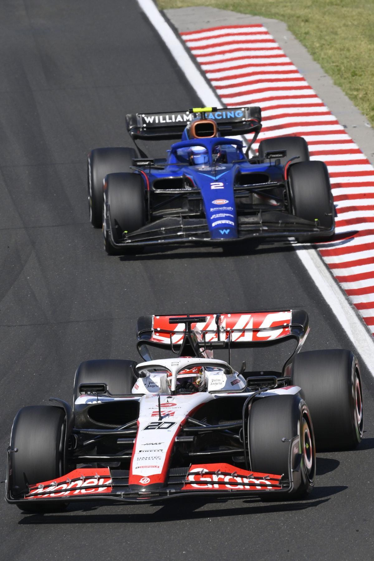 Mogyorod (Hungary), 23/07/2023.- Haas driver Kevin Magnussen of Denmark (front) and Williams driver Logan Sargeant of the United States in action during the Hungarian Formula One Grand Prix at the Hungaroring circuit, in Mogyorod, near Budapest, Hungary, 23 July 2023. (Fórmula Uno, Dinamarca, Hungría, Estados Unidos) EFE/EPA/Zsolt Czegledi HUNGARY OUT