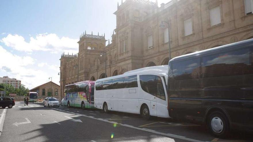 Los autobuses, preparados por si tienen que recogen a los viajeros en la estación de tren de Zamora, debido a la huelga de maquinistas.