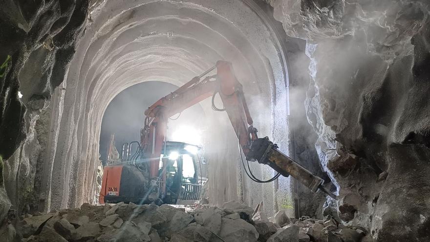 Trabajos en un túnel en el tramo Ourense-Monforte. |   FDV