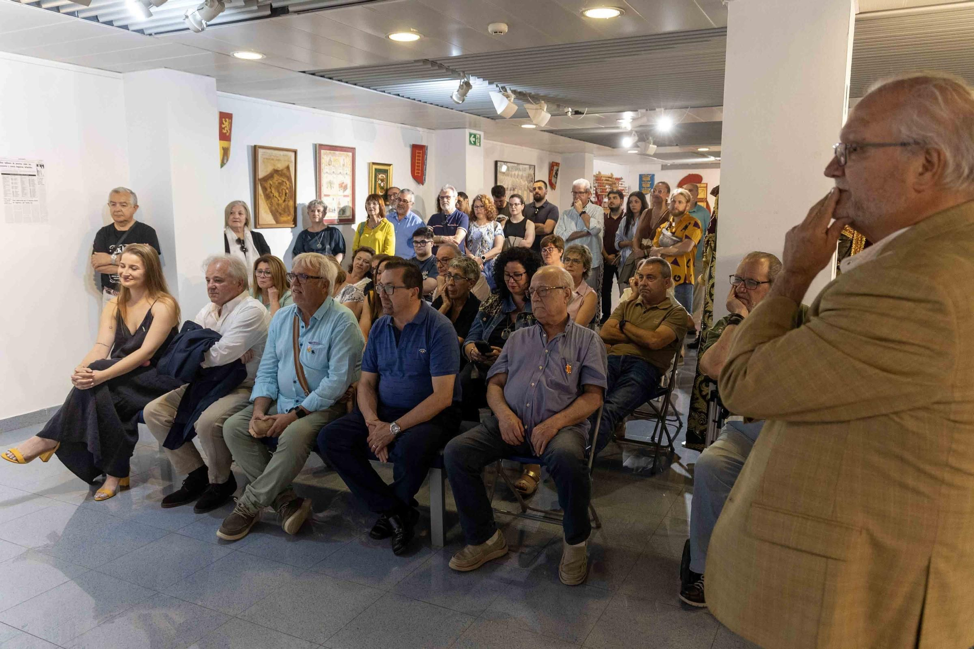 La Fila Navarros de San Blas expone sus 50 años de historia en el Club Información.