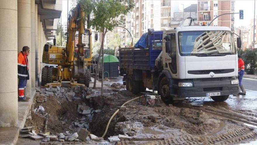 El reventón de una tubería mantiene cerrado un carril de calle Vicente Berdusán