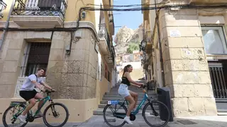 Los turistas también descubren Alicante en bicicleta