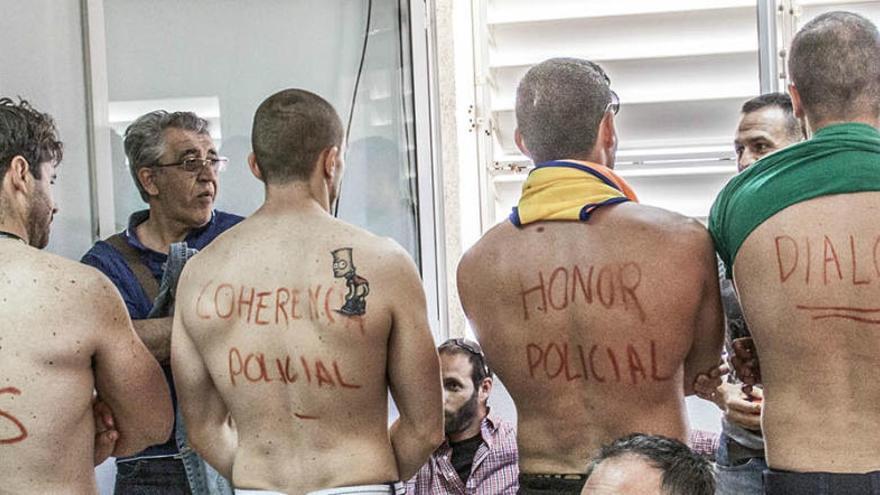 Una de las protestas protagonizadas por los agentes en el pleno durante el anterior mandato municipal/Foto Tony Sevilla