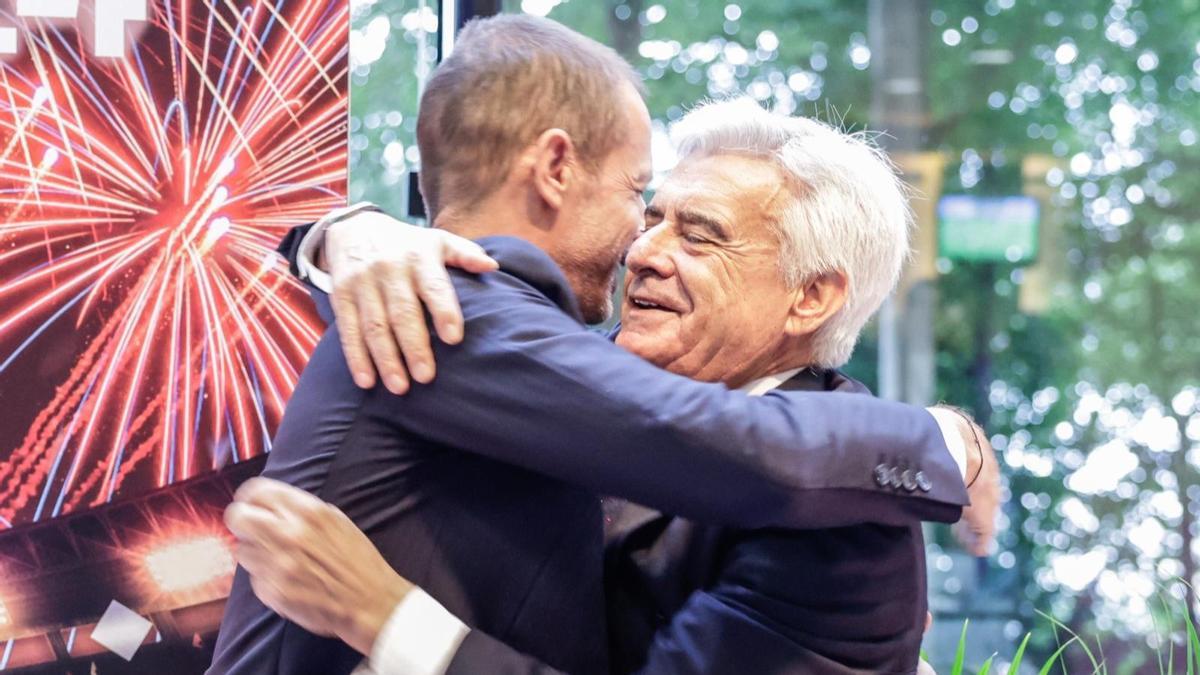 Aleksander Ceferin, presidente de la UEFA, se abraza con Pedro Rocha en Colonia