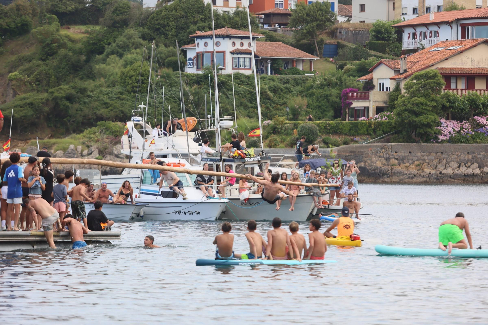 EN IMÁGENES: La multitudinaria cita de la cucaña en el Carmen de Luanco