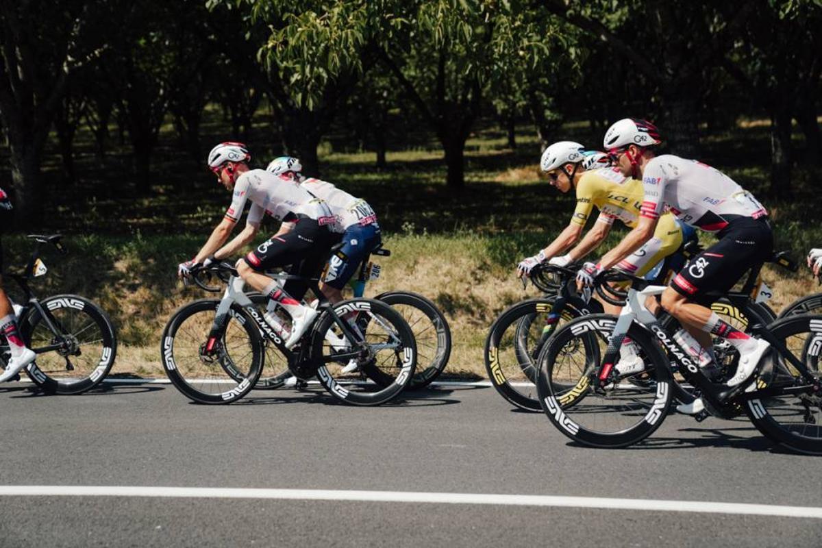 Pogacar y los compañeros de su equipo, el sábado, camino de Bergerac.