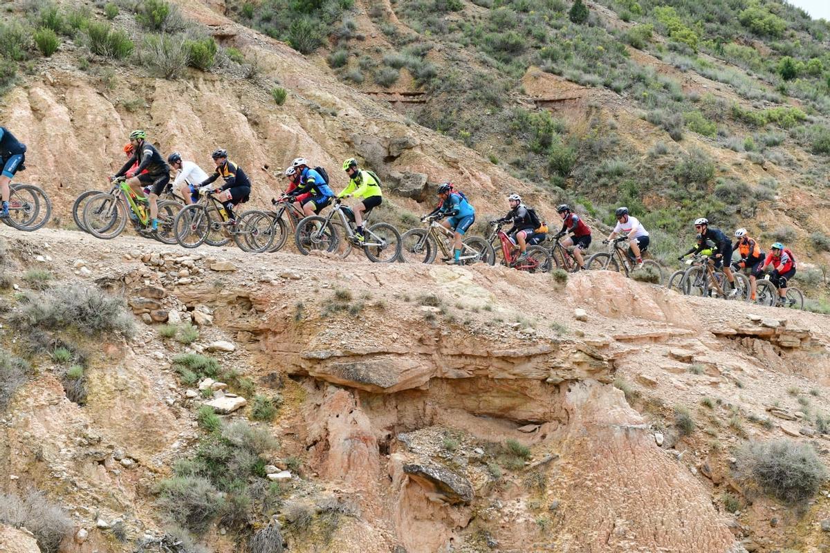 Los participantes de la marcha durante un ascenso de la prueba