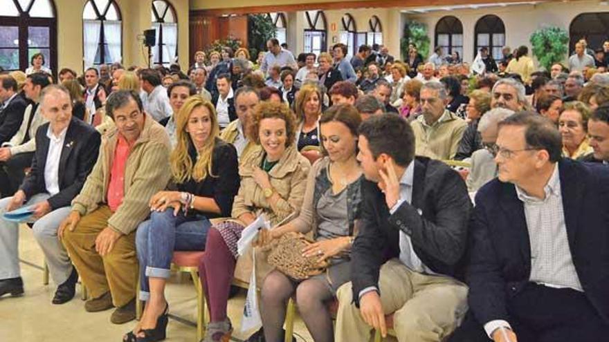 Fidel Sánchez, Francisco Álvarez-Cascos, María Porto, Marina Huerta, María Jesús Alonso Collado, Sancho Michell y José María Navia-Osorio durante un mitin en Llanes en la campaña de 2011.