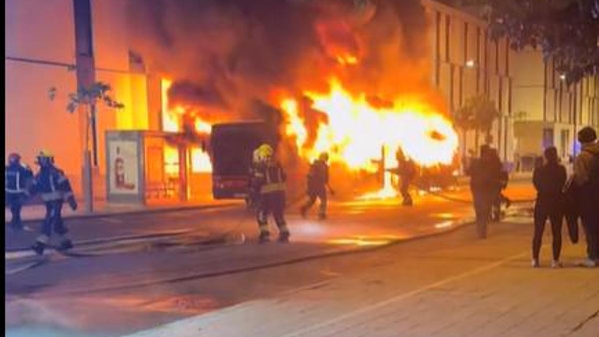 Incendio de un autobús de Tussam en la Cartuja