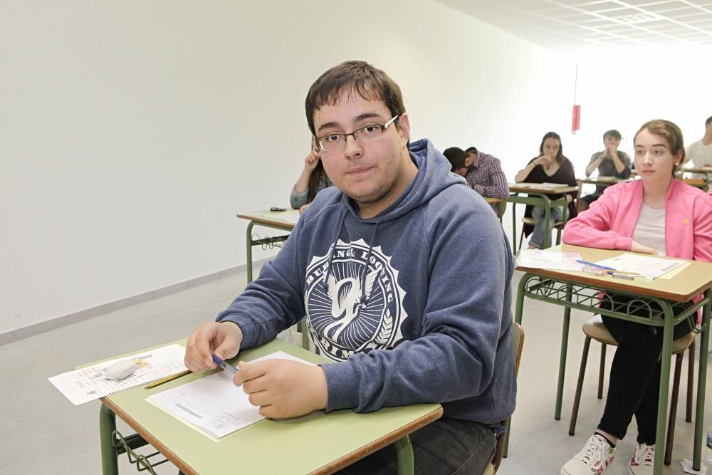 Alumnos se examinan de la PAU en Gijón