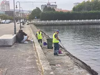 La Autoridad Portuaria se encarga finalmente de retirar la basura acumulada desde la Festa da Auga que aún no había acabado en el mar