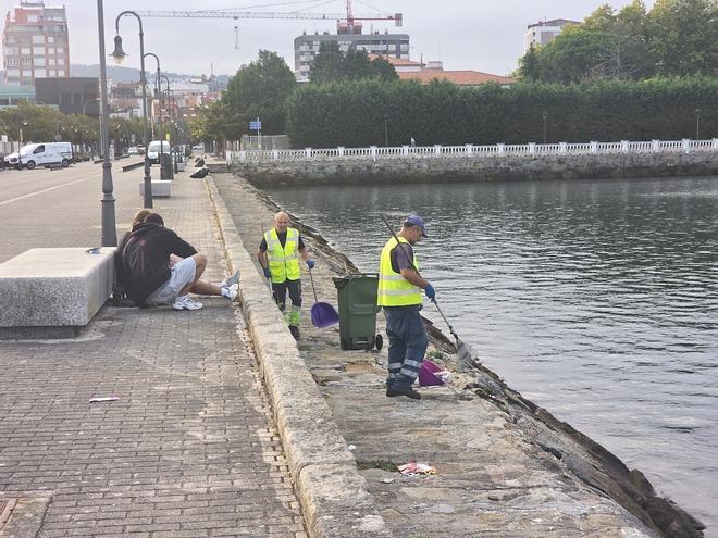 El Puerto de Vilagarcía asume la eliminación de basura acumulada desde la Festa da Auga