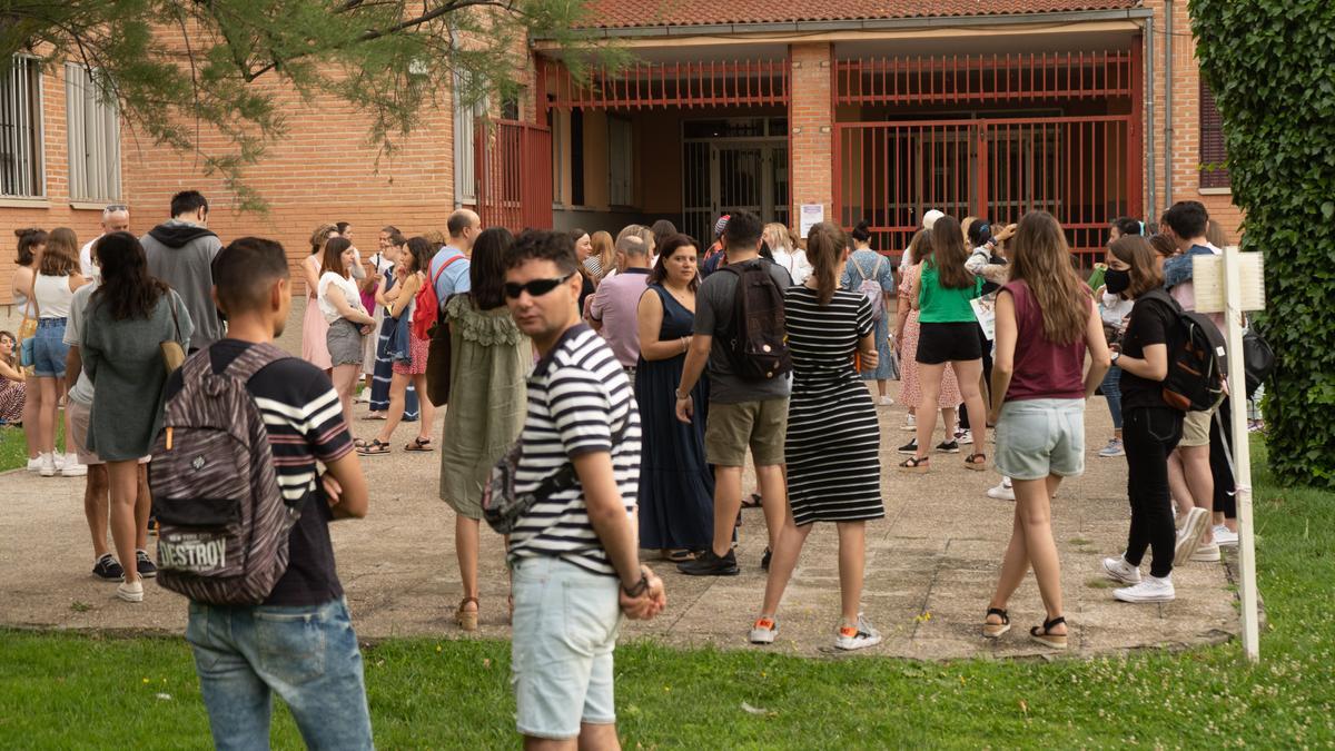 Aspirantes a maestro, a las puertas del IES Maestro Haedo.