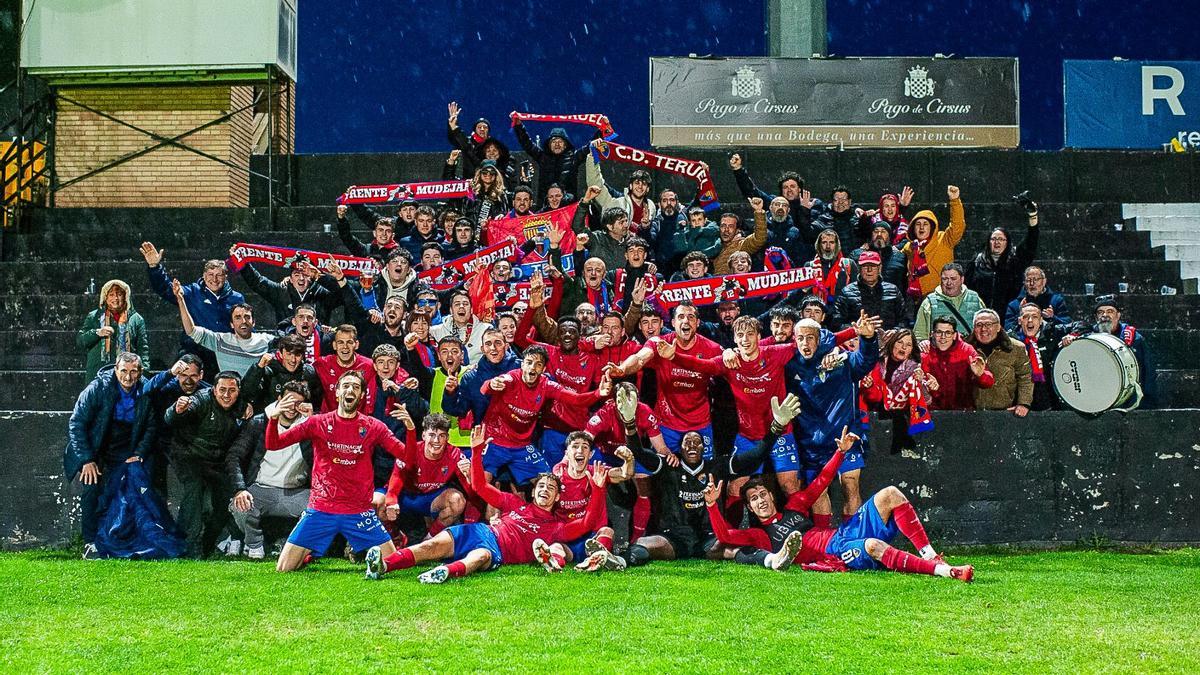 Los jugadores del CD Teruel celebran junto a su afición la última victoria ante el Tudelano