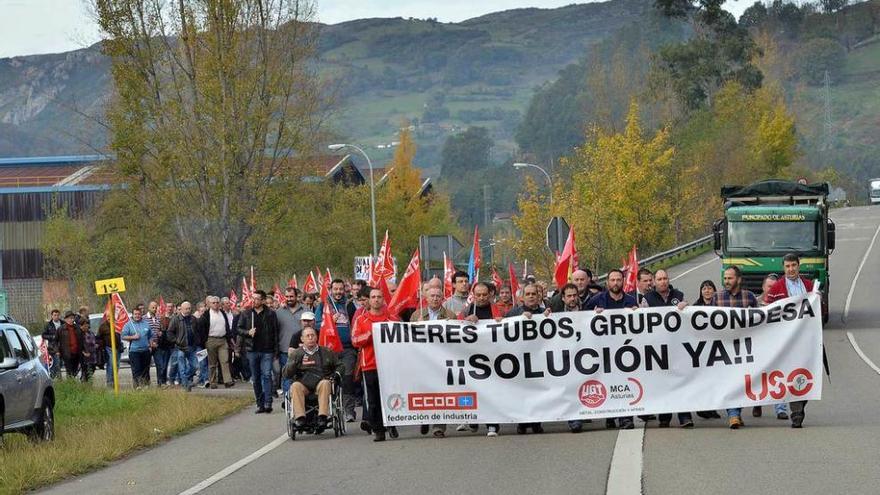 Los trabajadores de Mieres Tubos, durante una protesta, en noviembre de 2014.