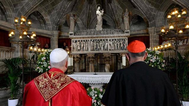 El papa Lleó XIV i l’arquebisbe Joan Josep Omella, ahir, davant el sepulcre de Santa Eulàlia, patrona de Barcelona. | SIMONE RISOLUTI / AFP