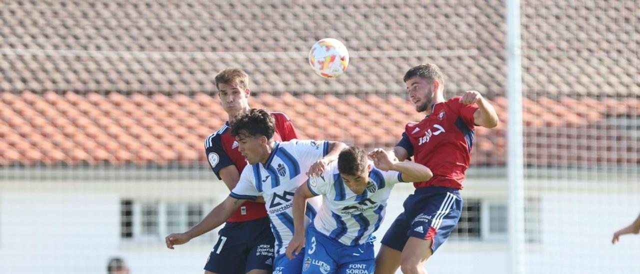 Jugadores de Osasuna B y Atlético Baleares pugnan por un balón aéreo