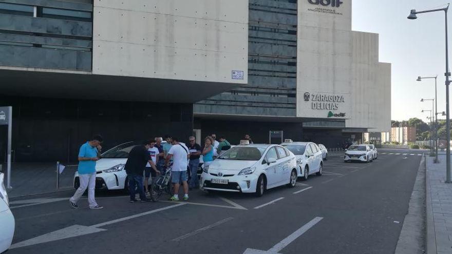 La huelga deja hoy a Zaragoza con solo 170 taxis operativos