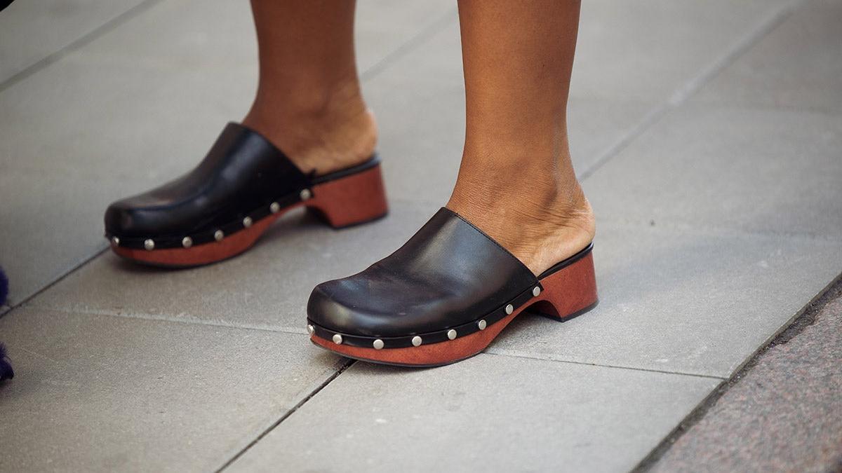 Las sandalias cangrejeras son el zapato de moda que amas u odias