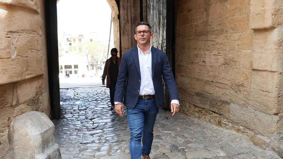 El alcalde de Ibiza, Rafael Triguero, llegando esta mañana a la presentación de la Ibiza Medieval.