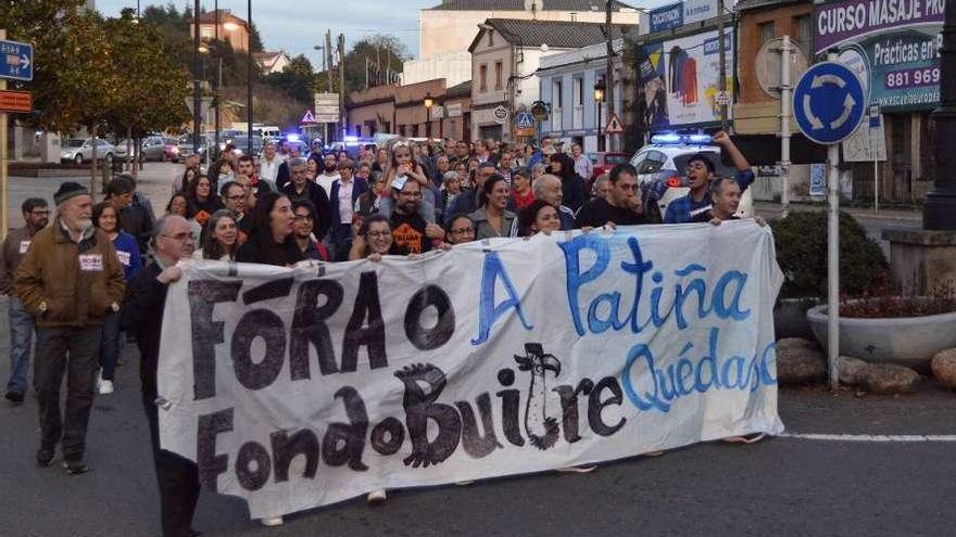 Manifestación de vecinos de A Patiña por el centro de Cambre, el pasado jueves.