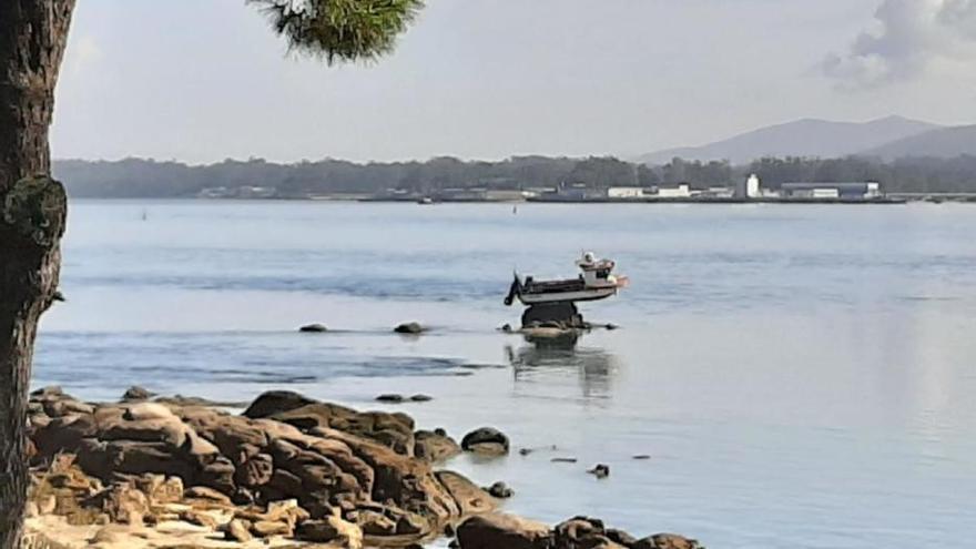 Un barco encima de una piedra... en medio del mar en A Toxa