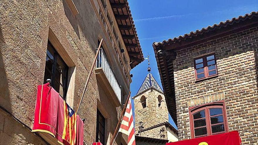 Els balcons de l&#039;ajuntament de Solsona amb els domassos penjats