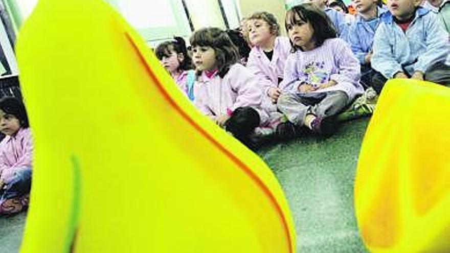 Los niños del Llaranes aprenden a comer fruta