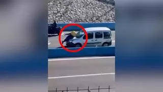 Una furgoneta atropella a un repartidor de Glovo y conduce varios metros con él sobre el capó en Algeciras