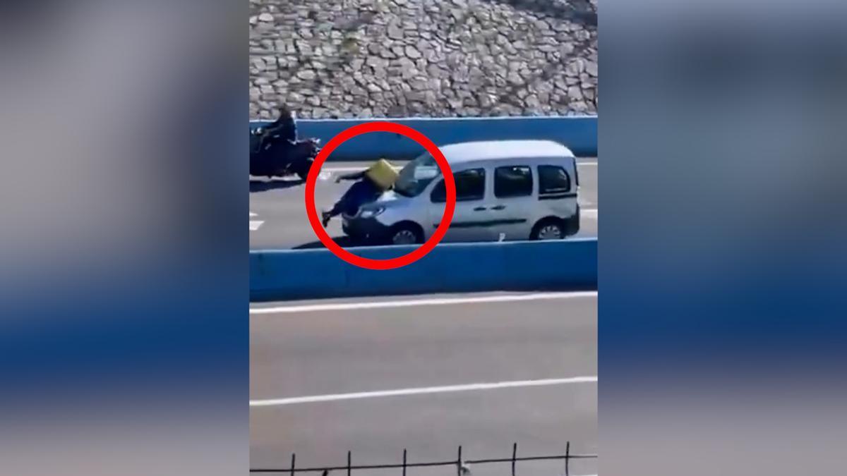 Una furgoneta atropella a un repartidor de Glovo y conduce varios metros con él sobre el capó en Algeciras