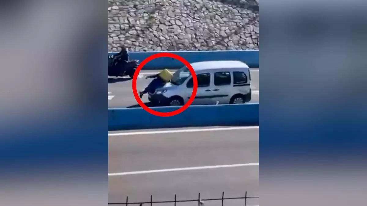 Una furgoneta atropella a un repartidor de Glovo y conduce varios metros con él sobre el capó en Algeciras