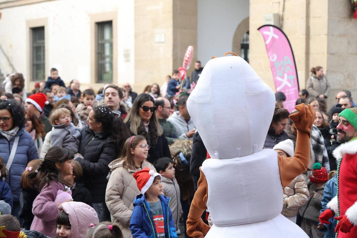 Los niños de Cáceres celebran el año nuevo con música y gominolas en lugar de uvas Los niños de Cáceres celebran el año nuevo con música y gominolas en lugar de uvas