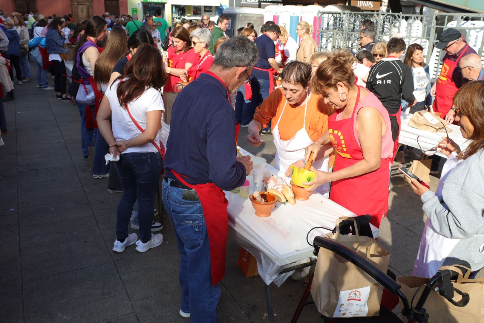 FOTOGALERÍA I Las imágenes de la Nit de la Xulla y del encuentro de elaboración de allioli de las fiestas de Vila-real