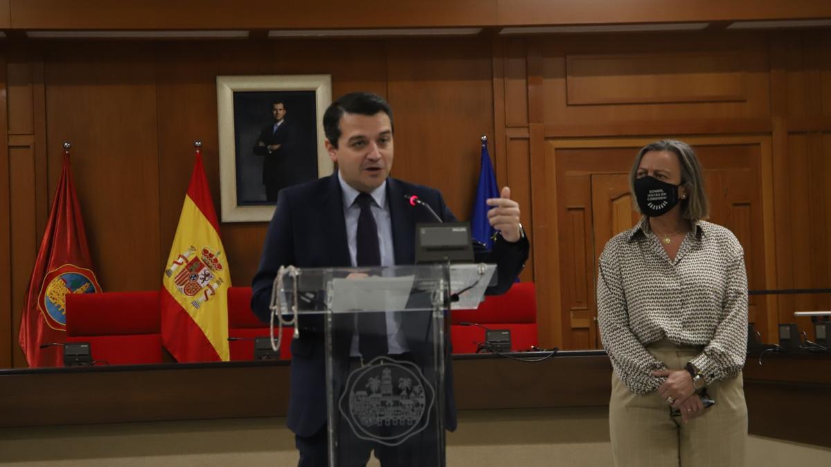José María Bellido explicó ayer la remodelación de gobierno con la presencia de Isabel Albás.