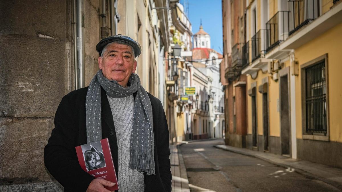 El escritor Manuel Iglesias sujetando su nuevo libro editado por Fundación CB, la biografía de Rosa Morena.