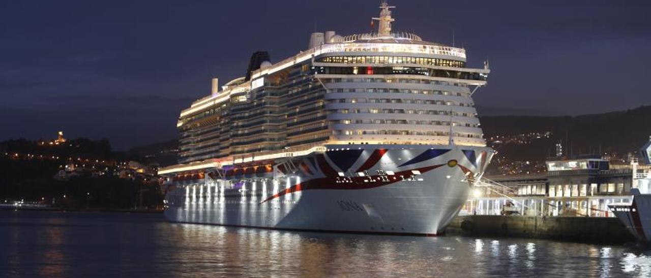 El crucero &quot;Iona&quot;, en una visita anterior al Puerto de Vigo