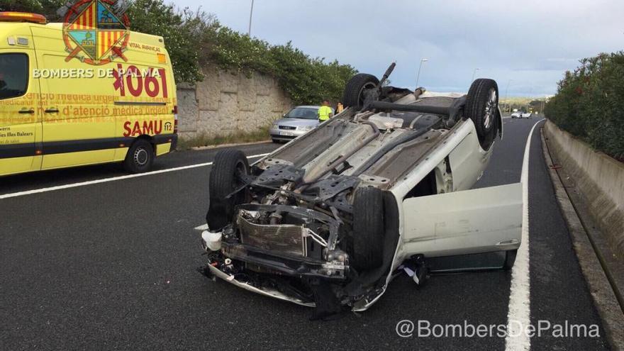 Heridos graves una mujer y sus hijos de 5 y 7 años en un accidente en la carretera de Manacor