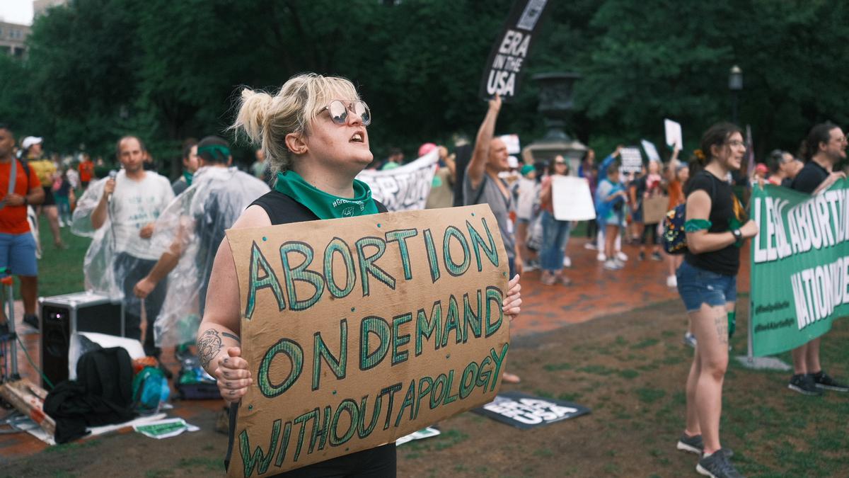 Varias personas protestan frente a la Casa Blanca para defender el aborto legal en una imagen de archivo.