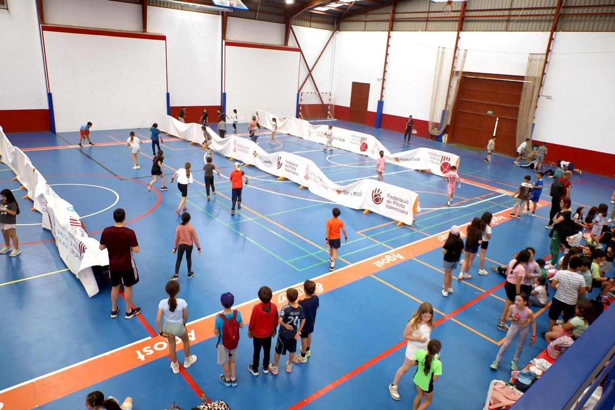 El pavelló i el poliesportiu agoster van albergar la quarta Trobada de Primària de Pilota a l'Escola 2025 26.