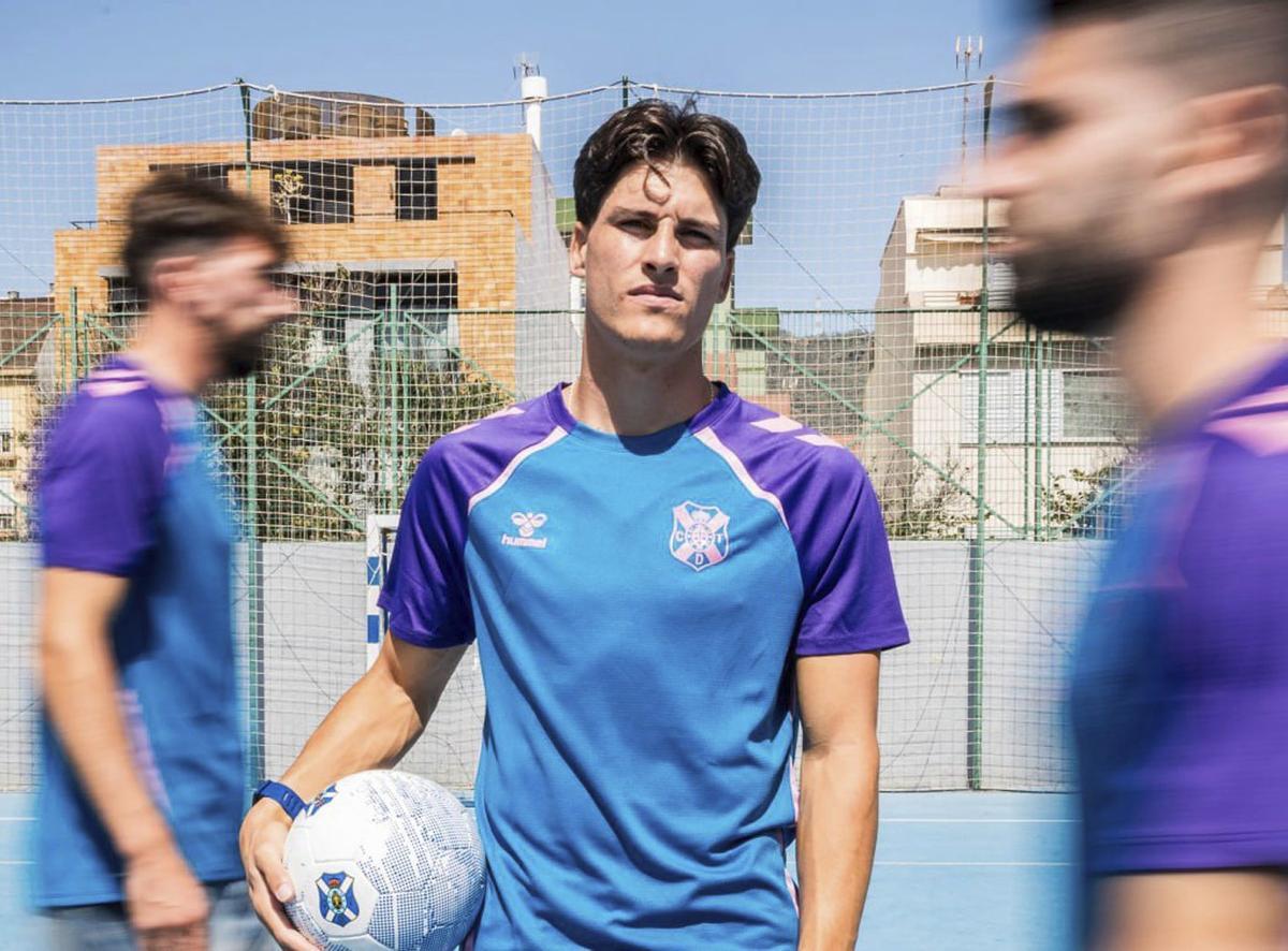 Juanjo Sánchez, en una campaña promocional para el CD Tenerife. | CDT